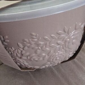 Embossed Floral Food Storage Bowl with Clear Lid — Brown